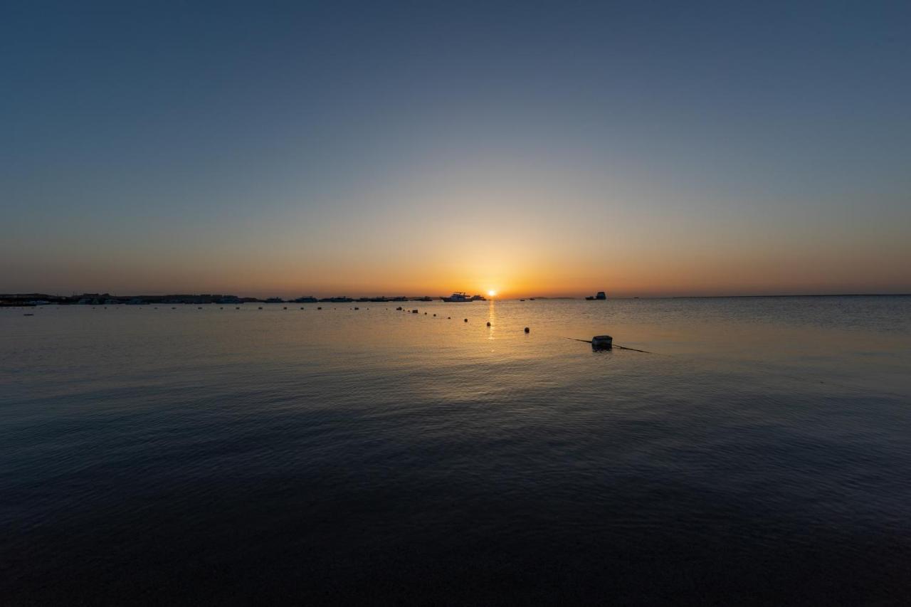 The Grand Resort Hurghada Exterior foto Sunset over the Gulf of Naples