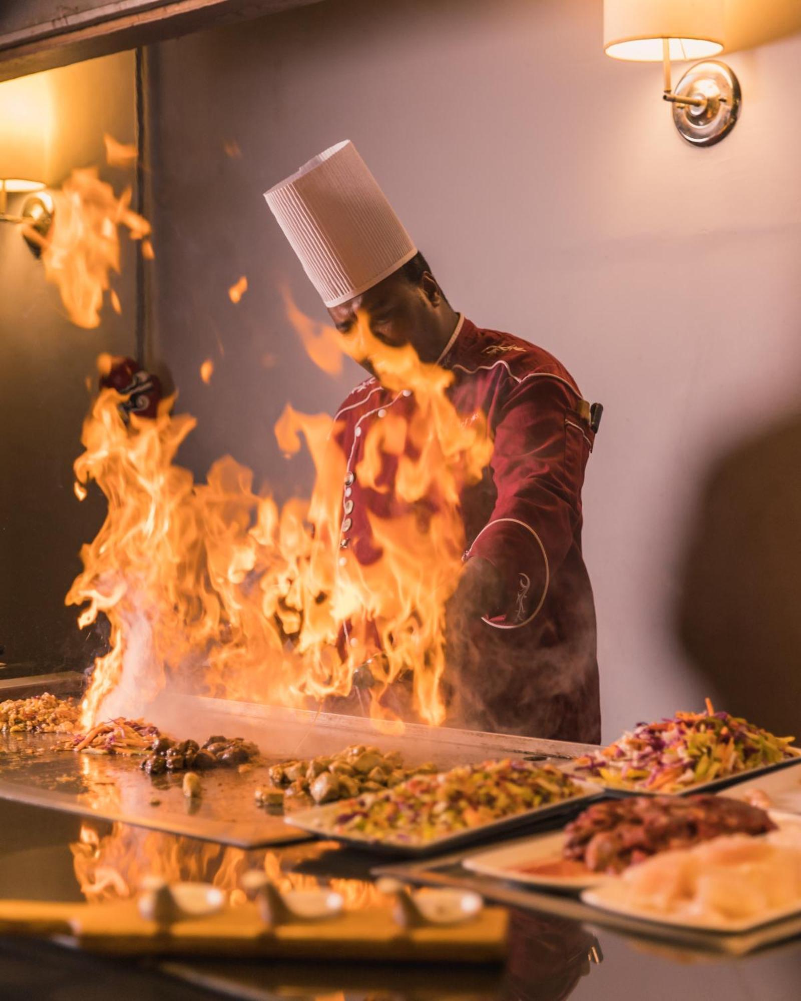 The Grand Resort Hurghada Exterior foto A chef cooking with a flaming torch